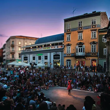 Apartamento Lovely In With Wifi Pula